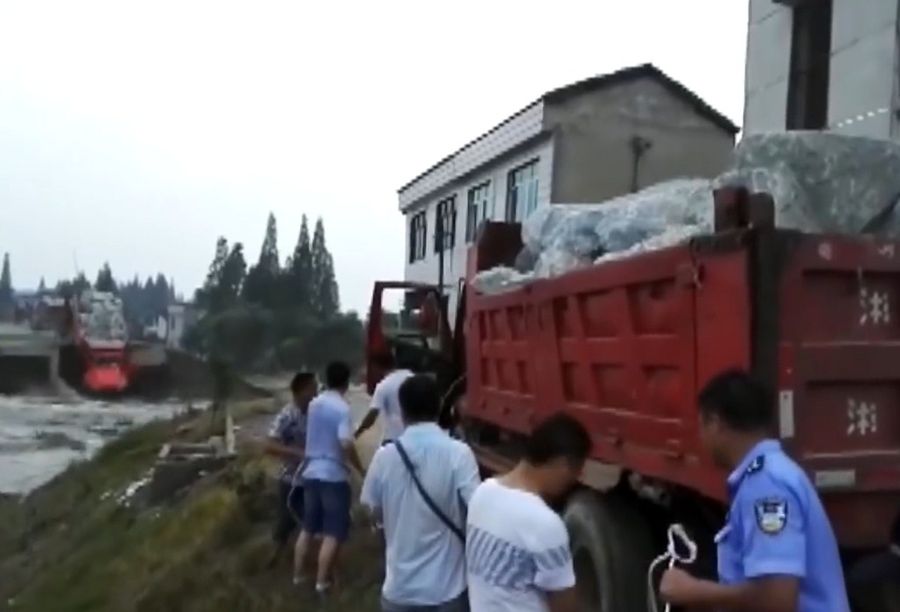 Водители китайской провинции решили заделать брешь в насыпи, сбрасывая туда свои грузовики