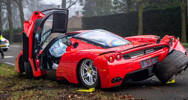 Ferrari Enzo стоимостью 300 млн рублей разбили во время тест-драйва