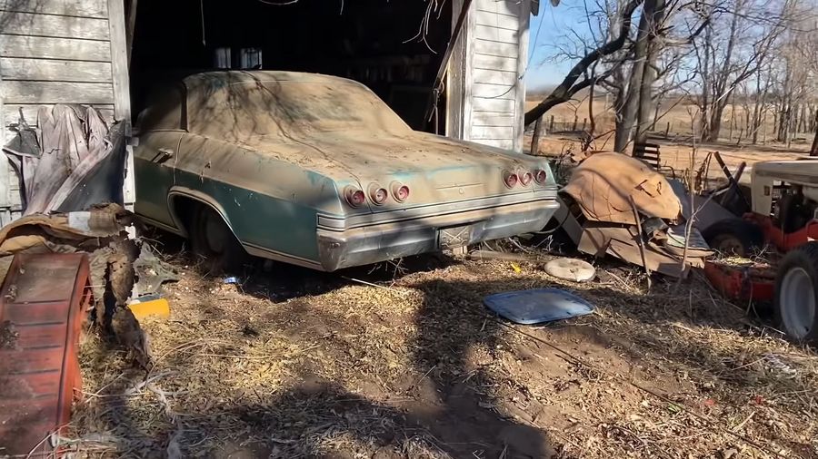 В сарае на старой ферме обнаружили Chevrolet Impala 1965 года, простоявший там 30 лет