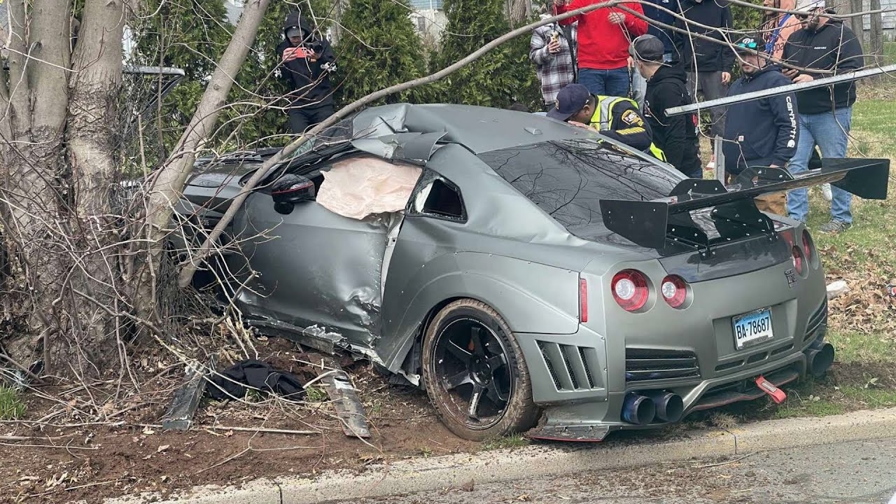 Горе-водитель уничтожил Nissan GT-R с обвесом за 2 млн рублей, попытавшись эффектно уехать с автошоу
