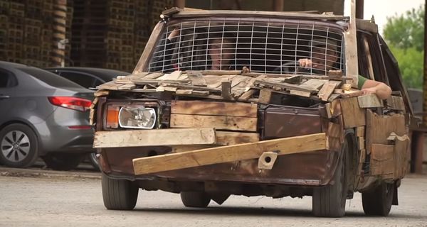 Сотрудники ГИБДД оштрафовали пермского блогера за езду на деревянных «Жигулях»