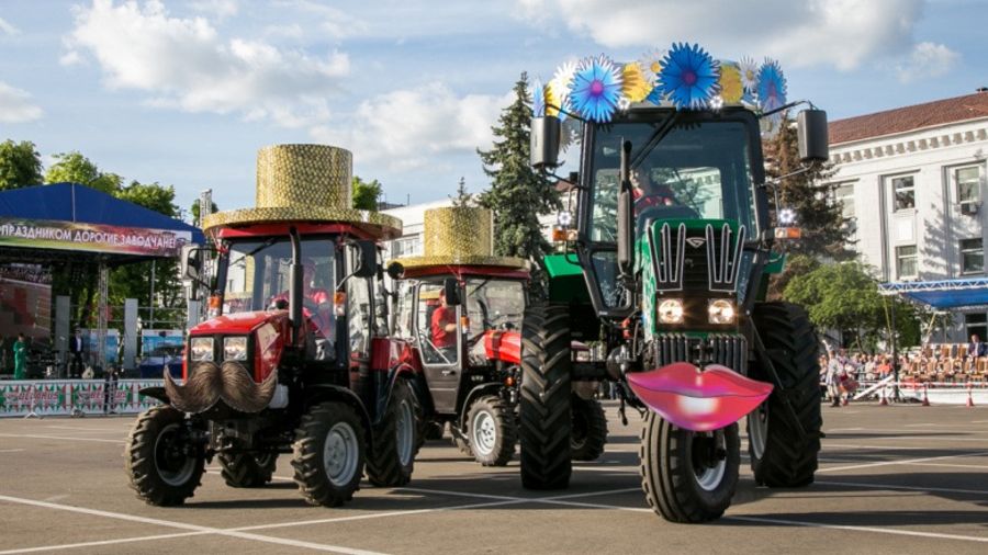 Минский Тракторный Завод отметил юбилей танцем на тракторах