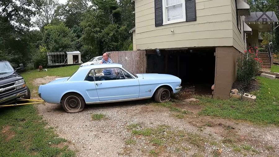 Посмотрите, как заводят Ford Mustang 1966 года, который последние 20 лет провёл под домом владельца