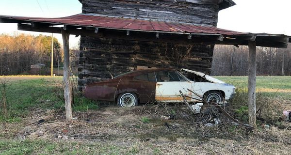 Этот Chevrolet Impala простоял под навесом 35 лет — настоящая сарайная находка
