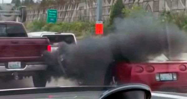 Дизельный пикап Dodge выпустил клубы черного дыма прямо в салон Chevrolet Corvette
