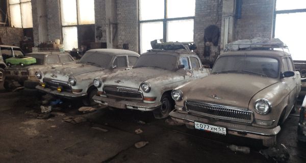 Полтора десятка советских автомобилей уже много лет пылятся в цеху под Великим Новгородом