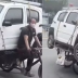 Посмотрите, как китаец перевозил автомобиль на велосипеде