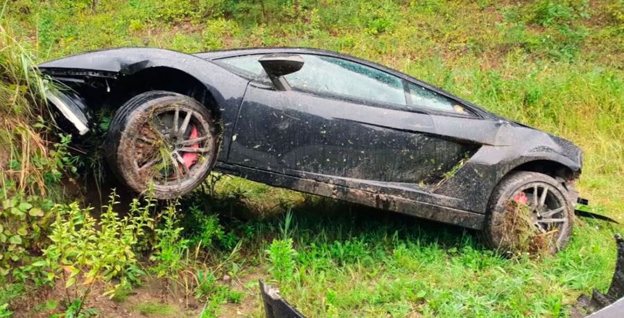 Российский механик Артур Туссик восстанавливает сильно поврежденный в ДТП Lamborghini Gallardo