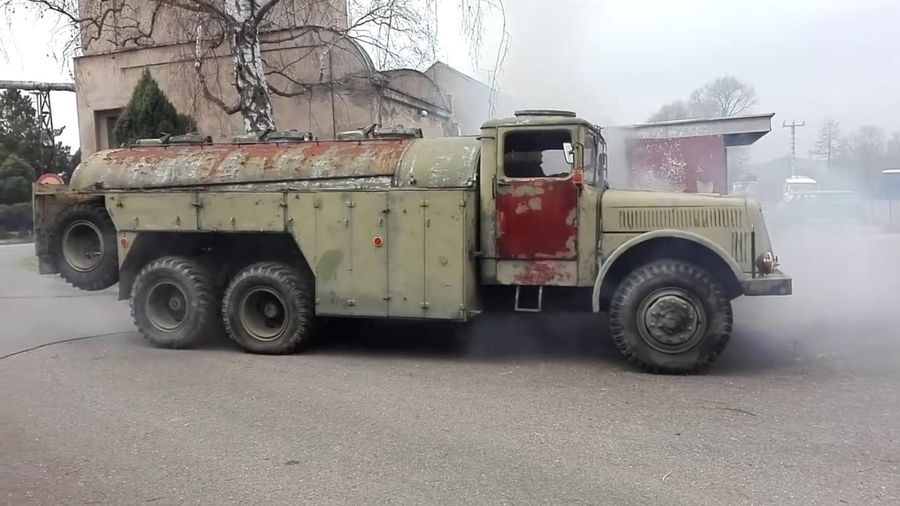 Посмотрите, сколько дыма выбрасывает старая военная Tatra 111