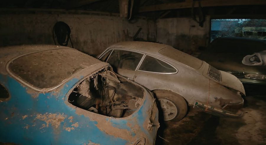 Блогеры нашли заброшенный дом, набитый редчайшими классическими автомобилями