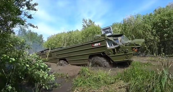 Посмотрите, как советский грузовик ЗИЛ-157 тянет из болота ракетовоз-амфибию БАЗ-5937