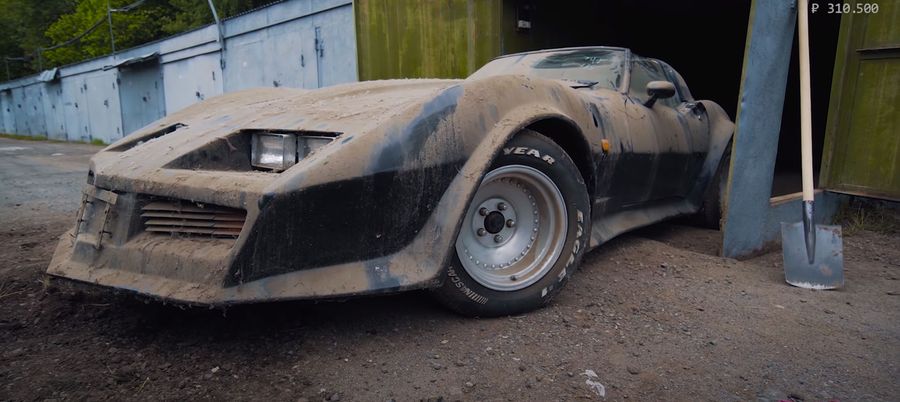 В подмосковном гараже нашли тюнингованный Chevrolet Corvette C3, простоявший 13 лет без движения