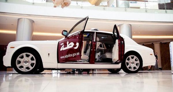 Нет слишком крутых машин для полиции Дубая. Rolls-Royce Phantom для дубайских полицейских.