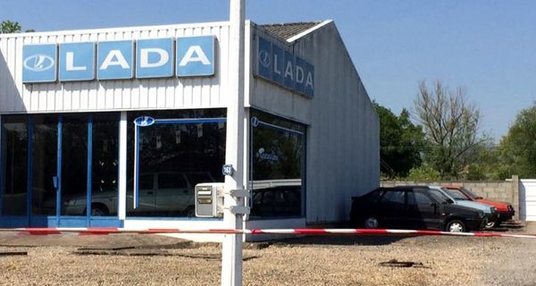 Заброшенный автосалон марки Lada в маленьком французском городке
