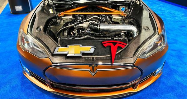 Блогер «исправил» Tesla Model S при помощи V8 от Chevrolet Camaro