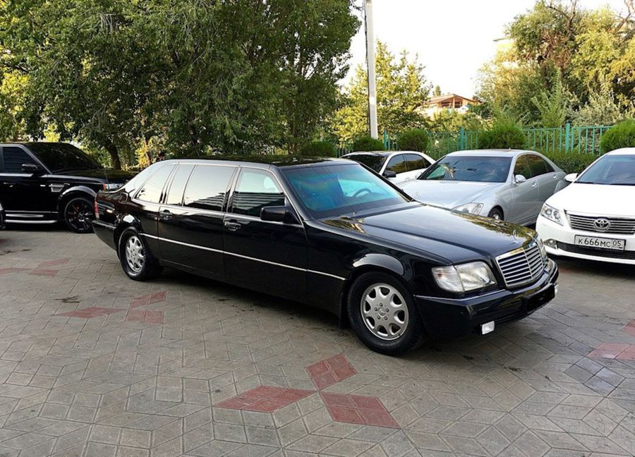 Бронированный лимузин Mercedes-Benz W140, проданный в Россию кому-то из бандитов 90х
