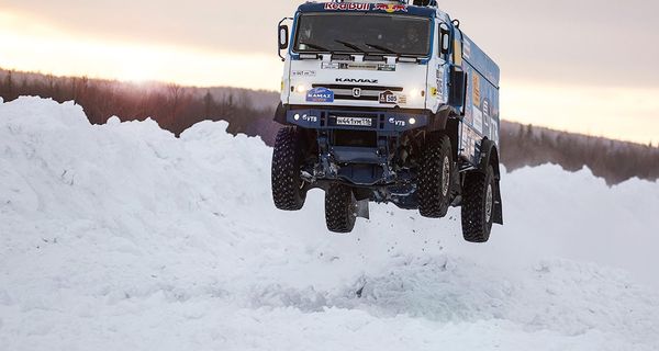 Гоночный грузовик КАМАЗ совершил грандиозный полёт-прыжок на скорости 140 км/ч
