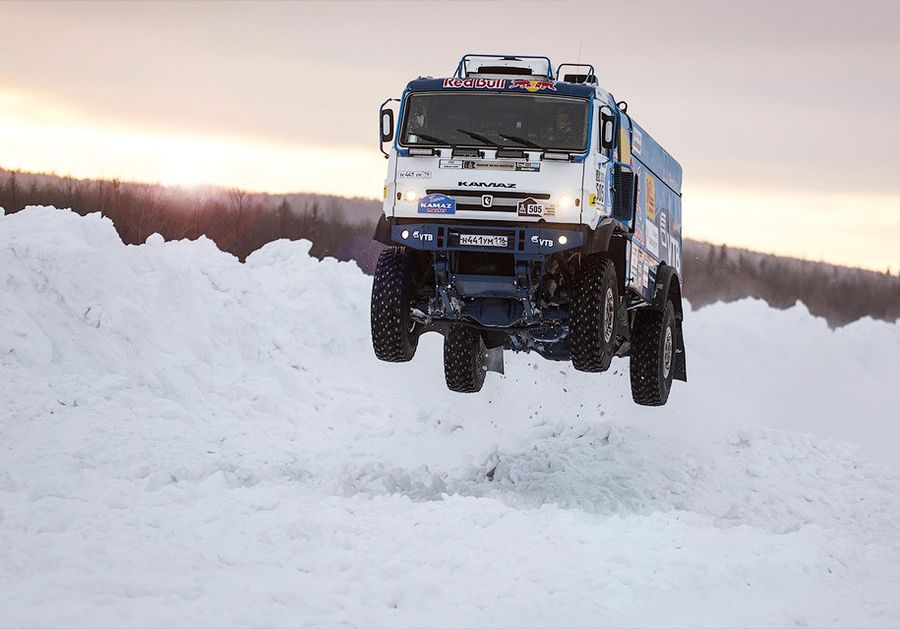 Гоночный грузовик КАМАЗ совершил грандиозный полёт-прыжок на скорости 140 км/ч |