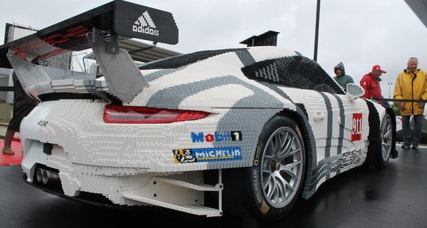 Lego - хороший материал для постройки спорткара. Доказываем на Porsche 911 RSR