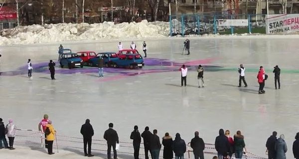 В России впервые в мире состоялся чемпионат по автокерлингу: камнями стали шесть автомобилей Ока