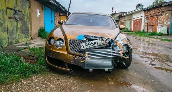 Видеоблогеры показали, как восстановить разбитый Bentley за 27 тысяч рублей