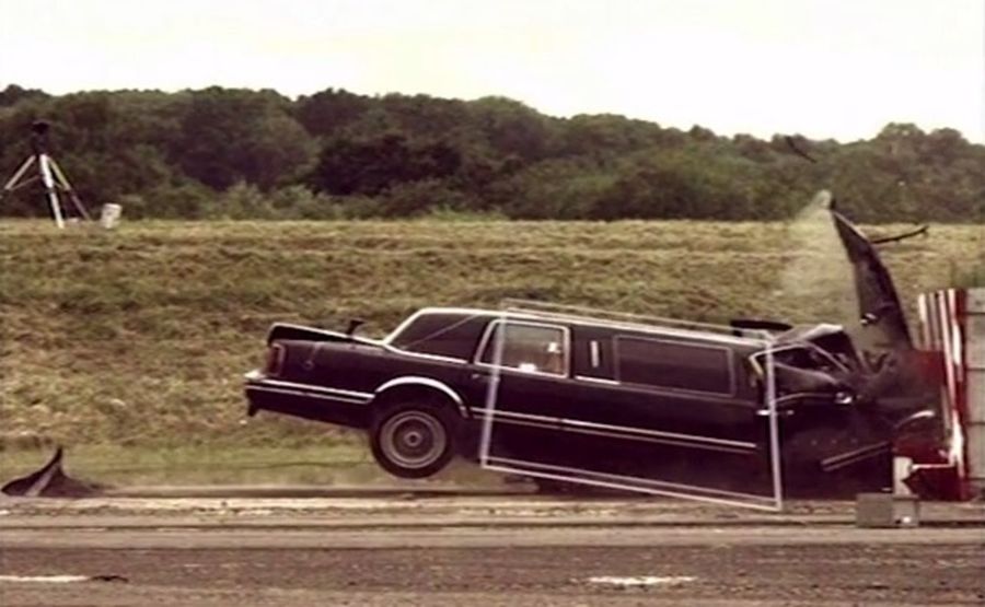 Crash test frontal cu o limuzina la 80 km/h