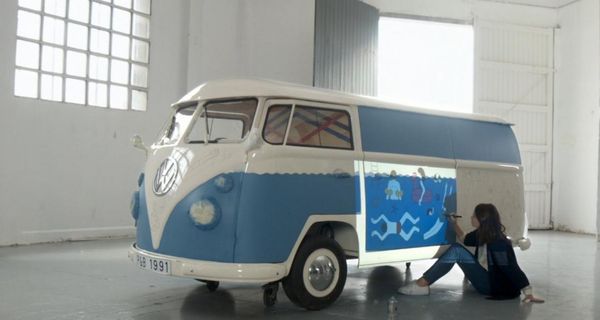 Четыре художника разукрасили по одному Volkswagen T1 для Pull & Bear