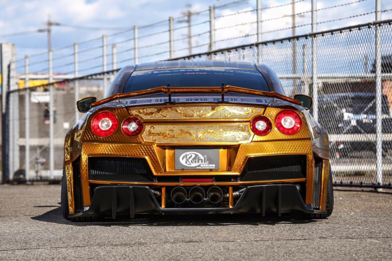 Золотой Nissan GTR Kuhl Racing