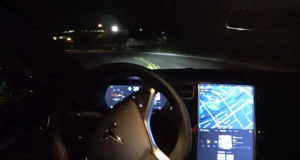 Взгляните на ужасные ошибки автопилота в этой Tesla Model S