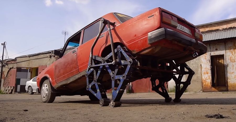 Видеоблогеры из Новосибирска сделали шагающую «семерку» с металлическими ногами