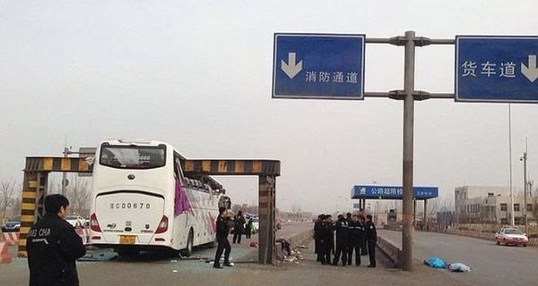 Минутка Жести. Встреча китайского автобуса с ограничителем