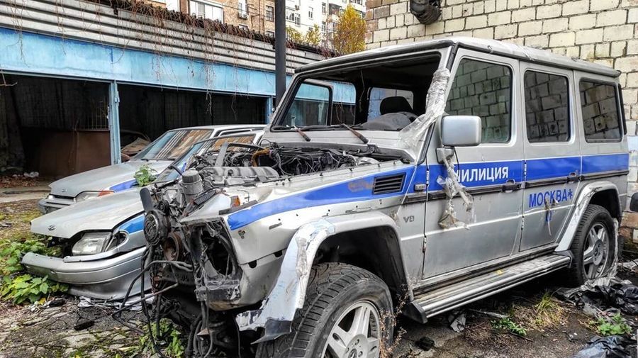 В Москве нашли кладбище полицейских автомобилей с разбитым «Геликом»