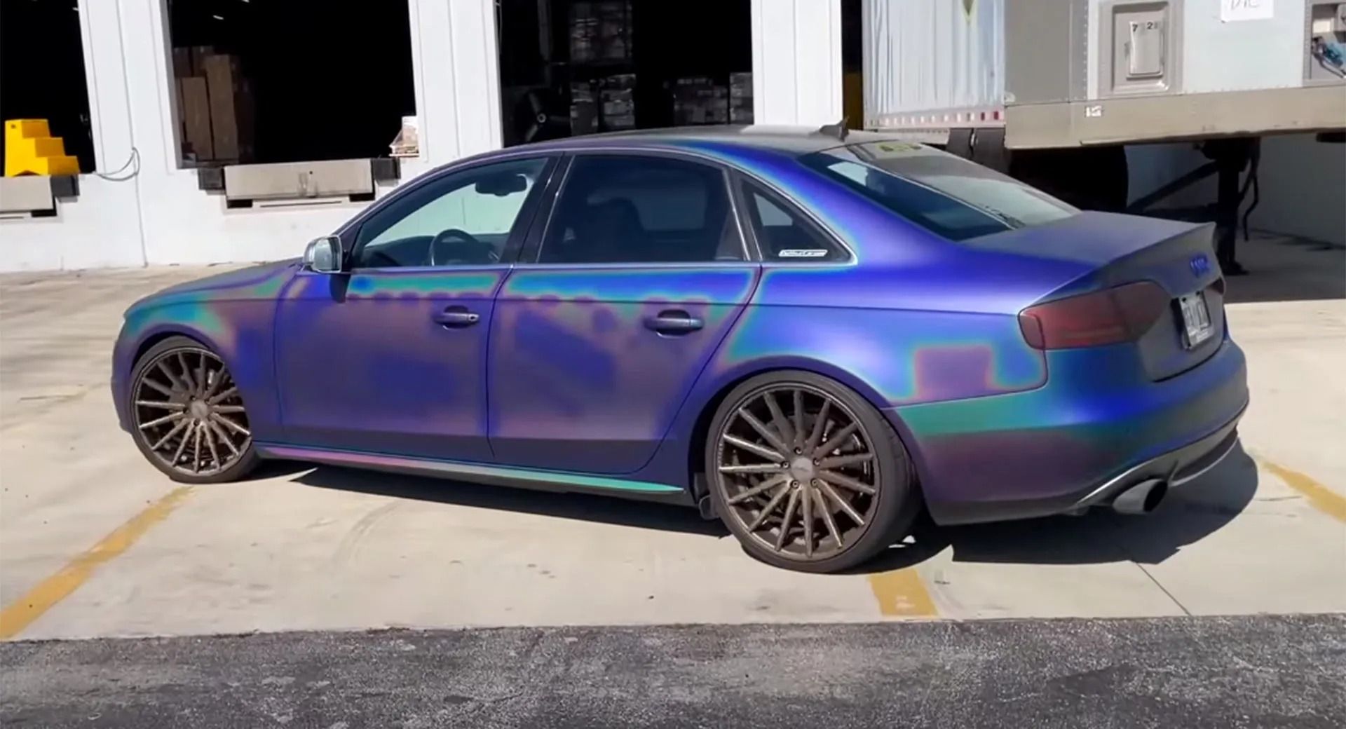 Видеоблогер покрасил кузов Audi A4 краской, меняющей цвет при нагреве