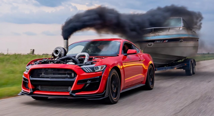 Посмотрите, как Ford Mustang с дизелем Cummins тащит лодку, выбрасывая клубы чёрного дыма