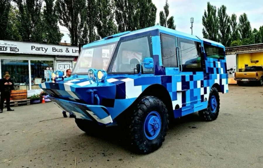 В Киеве продают модифицированный БРДМ-2 со светомузыкой и караоке