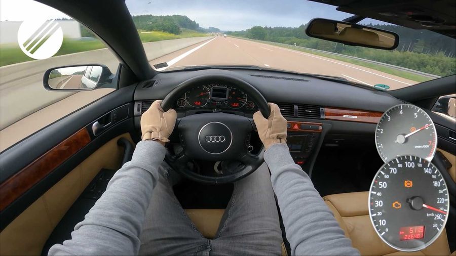 Посмотрите, как 21-летняя Audi A6 разгоняется на автобане до максимальной скорости