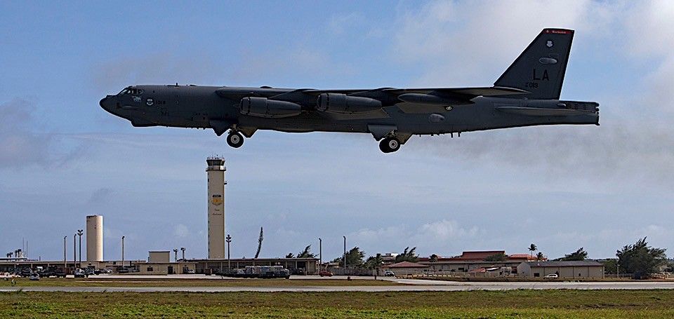 Посмотрите, как гигантские бомбардировщики B-52 взлетают в небо