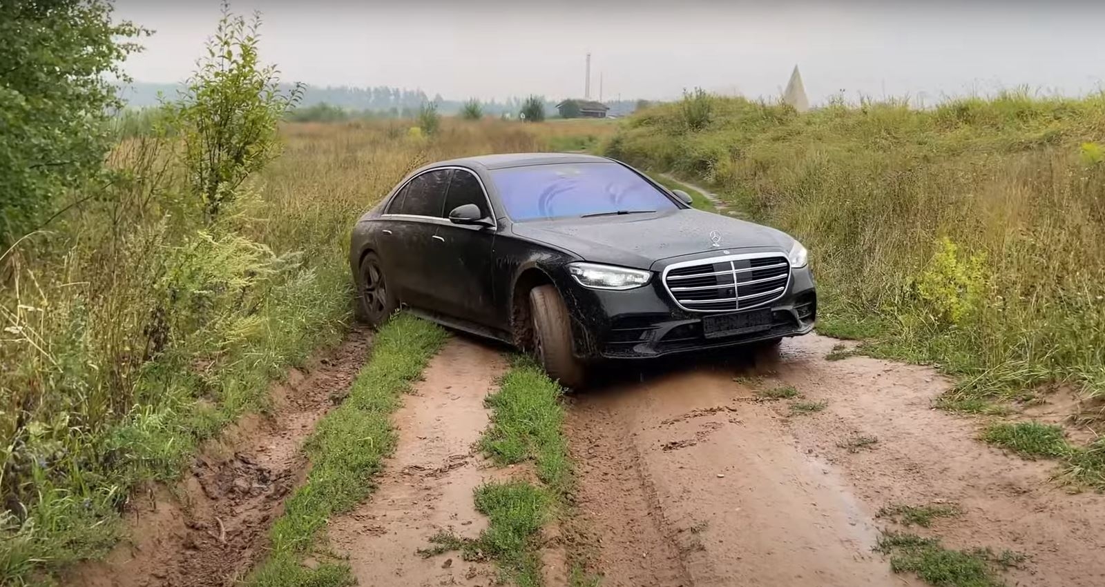 Блогеры из России решили проверить новый Mercedes-Benz S-класса за 16 миллионов рублей на бездорожье