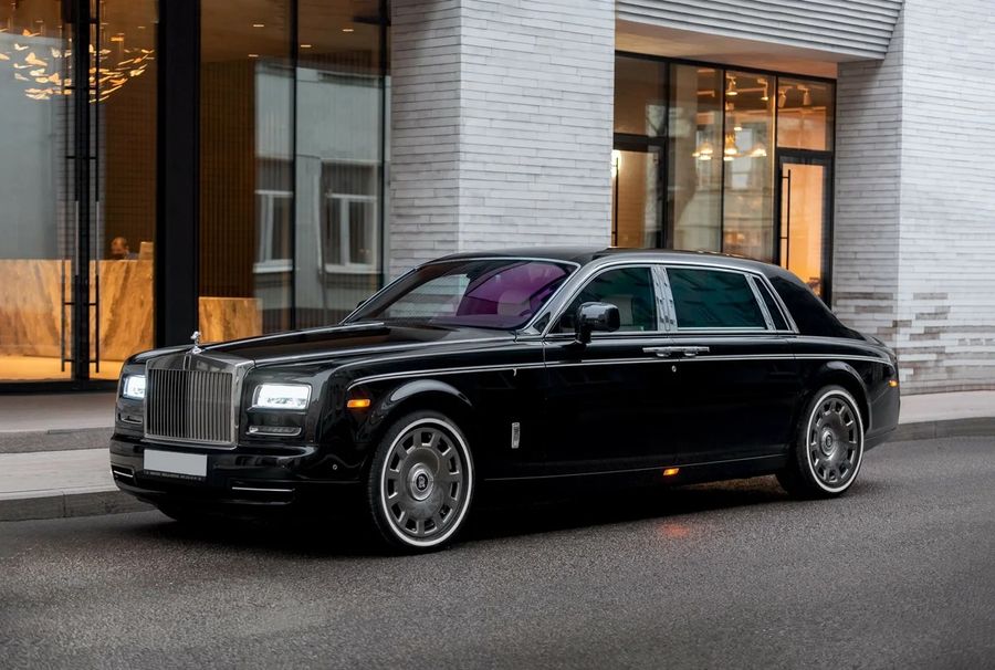 В Москве продают редкий Rolls-Royce Phantom с перегородкой, который подешевел в 6 раз