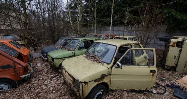 Несколько десятков старых автомобилей ржавеют где-то под Варшавой (есть советские!)