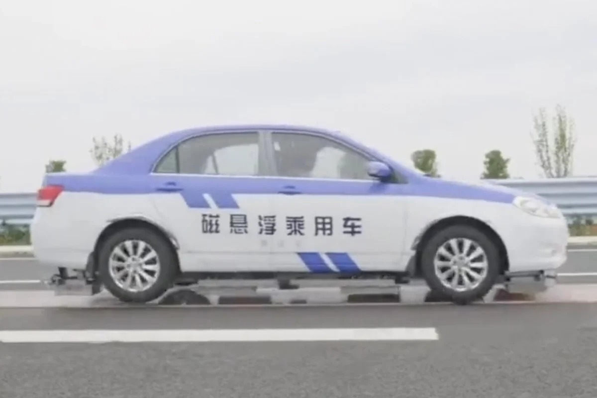 В Китае исследователи подняли автомобиль на 35 мм над землей во время испытаний технологии маглев