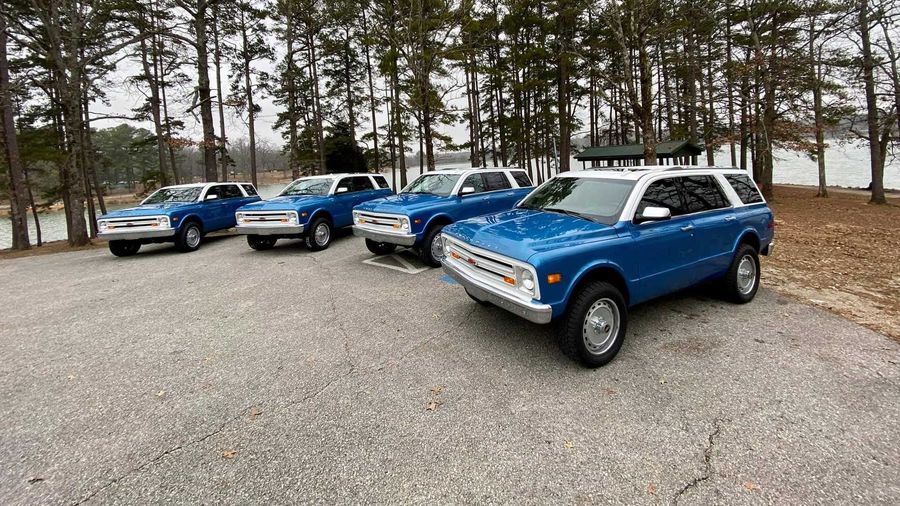 Кто-то купил четыре одинаковых реплики Chevrolet K5 Blazer на базе Tahoe