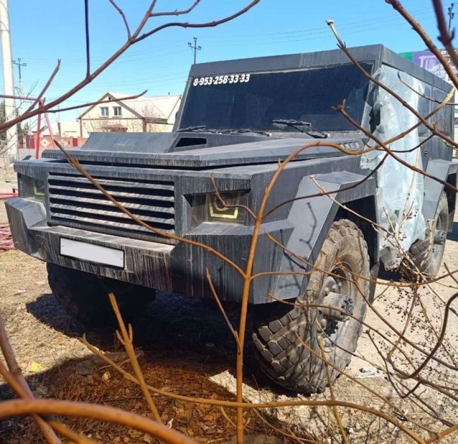 На продажу в Абакане выставили ГАЗ-66, превращённый в гигантскую копию «Гелика»