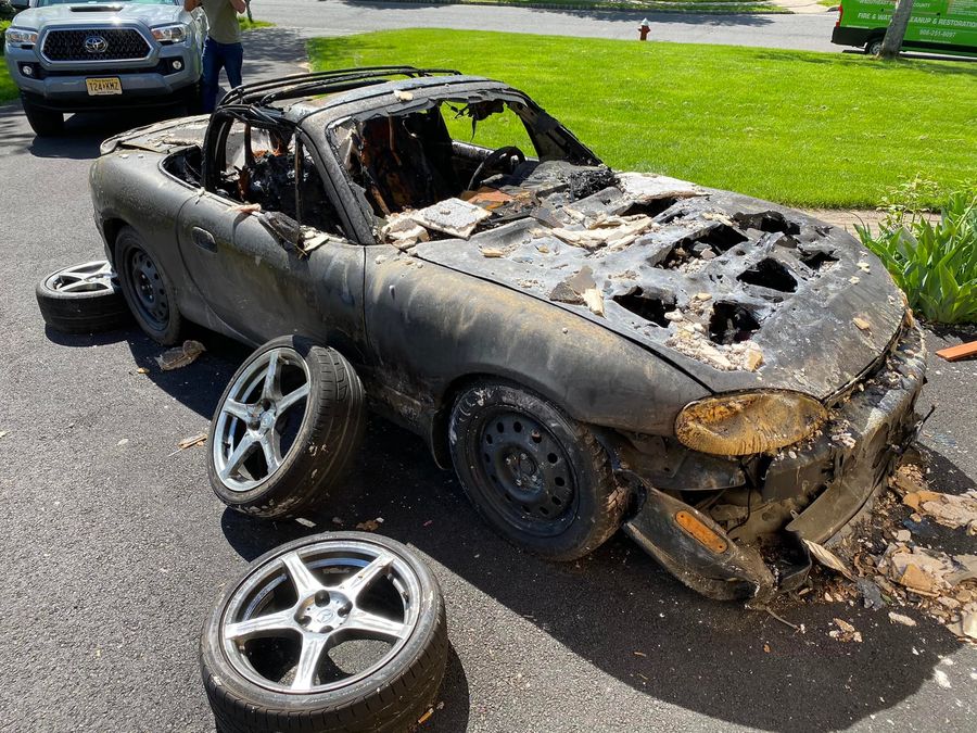 Обожжен, но не сломлен: взгляните на Mazda Miata, которая сгорела при пожаре, но продолжает ездить