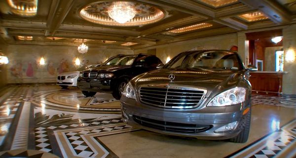 Владельцы этого особняка паркуют свои автомобили прямо в бальном зале за 2 миллиона долларов США