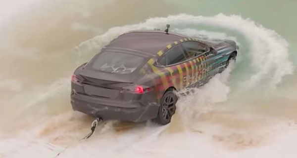 Видеоблогеры попытались утопить Tesla Model S, чтобы выяснить, сможет ли она двигаться под водой