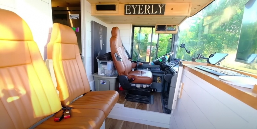 Семья переделала двухэтажный автобус в уникальный автодом на восьмерых