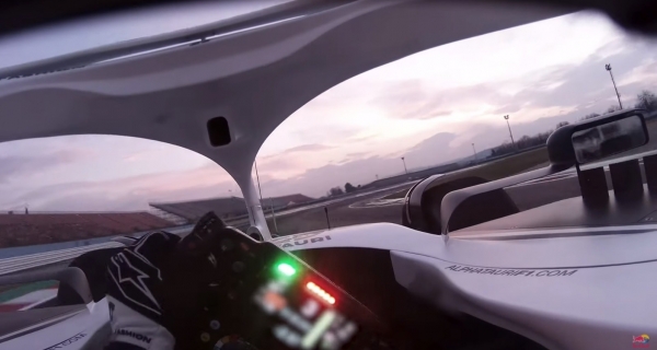 Этот видеоролик отлично передаёт то, что чувствует гонщик Формулы-1 во время быстрого круга