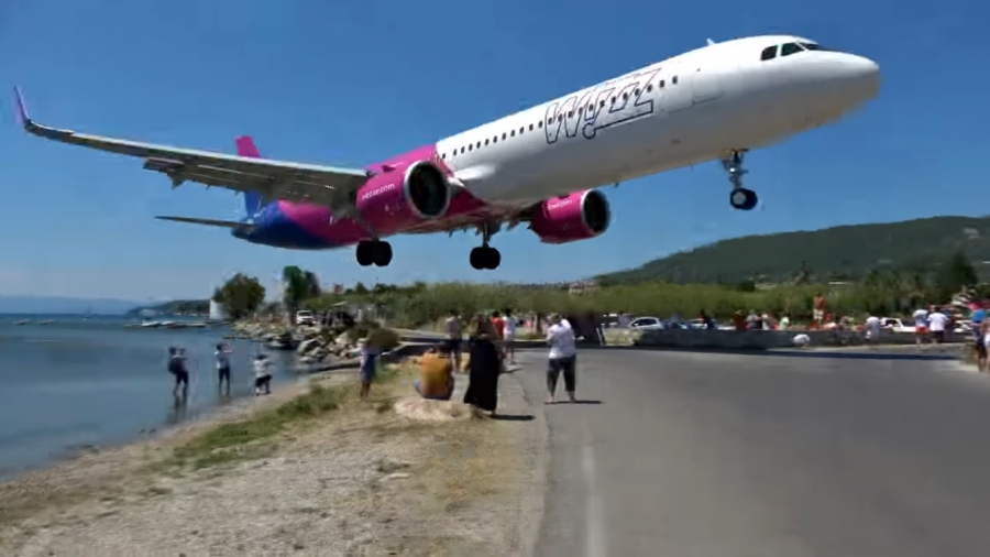Посмотрите, как Airbus A321 проносится в считанных метрах над головами отдыхающих