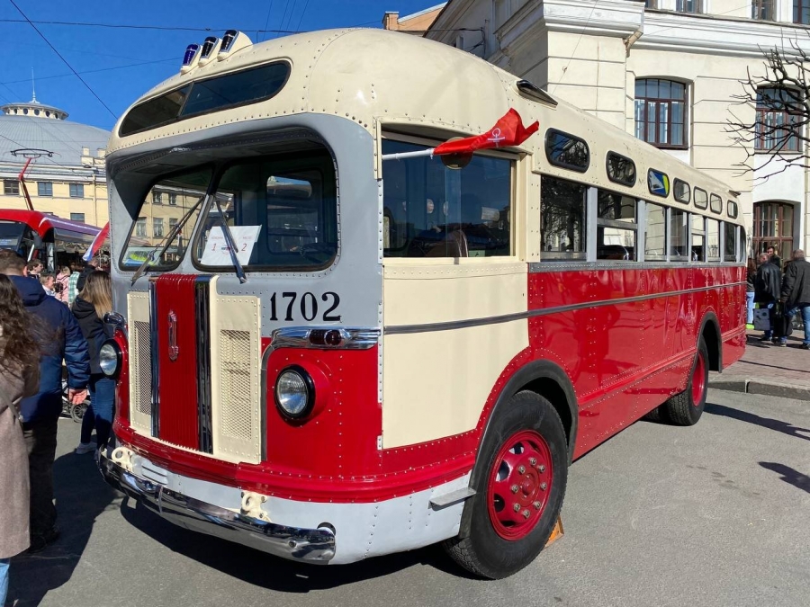 В Санкт-Петербурге восстановили редкий послевоенный автобус ЗиС-155